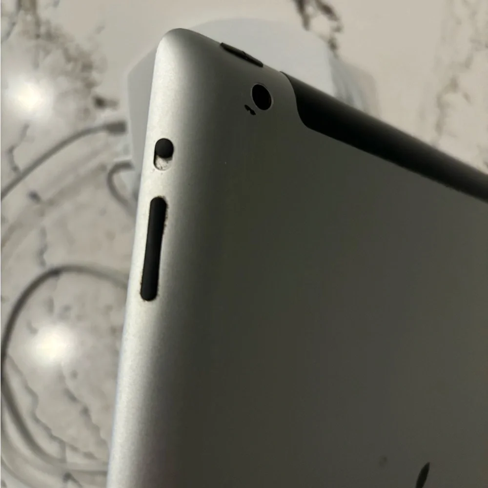 iPad 3rd Gen / 32GB - Picture 5 of 8